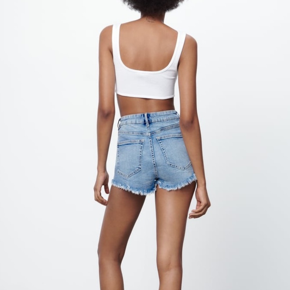 Light wash, high waisted Zara denim shorts - Picture 8 of 9